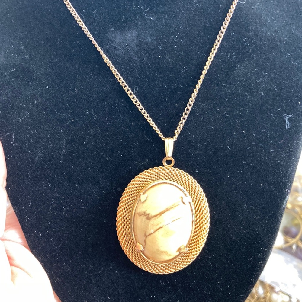 Elegant Gold Pendant Necklace